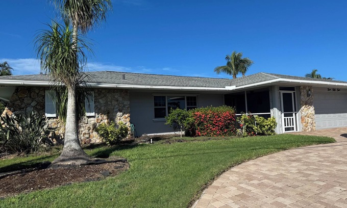 Sorrento Shores House | Soothing 3-bedroom house with pool and boat dock in Osprey