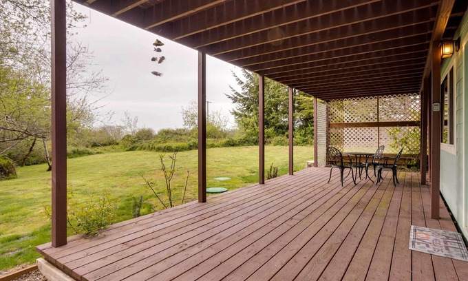 Smith River Apartment | Soothing Studio w/Lush Views: 2 Mi to Beach!
