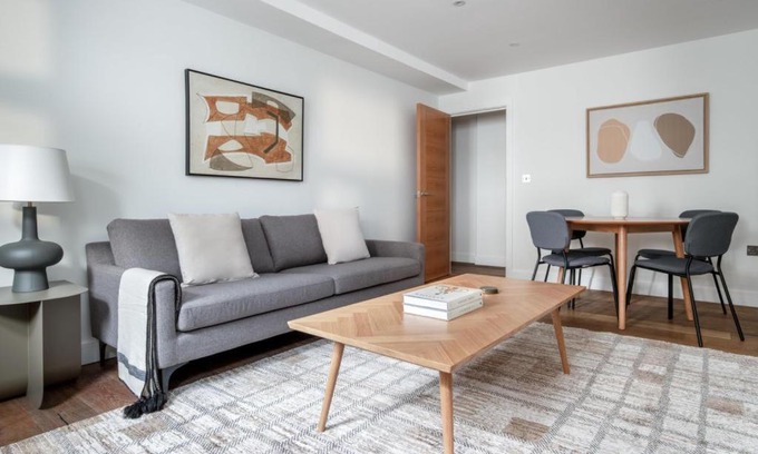 City of Westminster Apartment | Sophisticated & Modern - Up to 6 people
