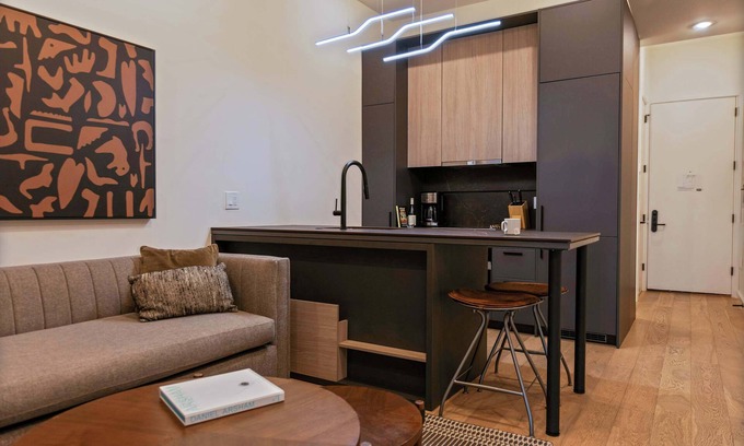 Logan Square Apartment | Sosuite | Corner 1BR Apt w Roof Deck, Gym, Laundry