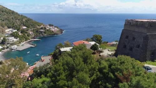 Ustica House | Sotto la Torre e sopra il Porticciolo