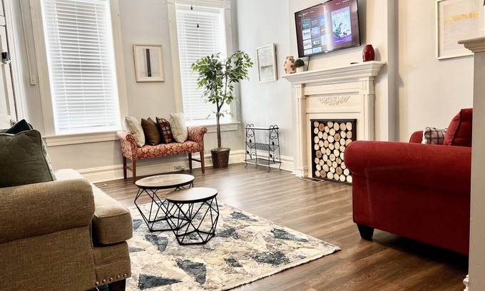 Soulard Apartment | Soulard 1 Bedroom with In-Unit Washer Dryer - Long Term Welcome