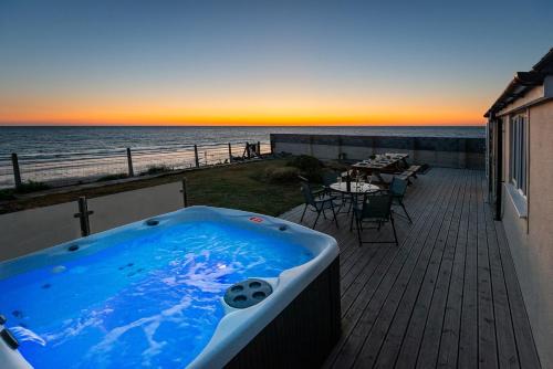 Tywyn House | Sound of the Sea, beach front Bungalow with hot tub, in Tywyn