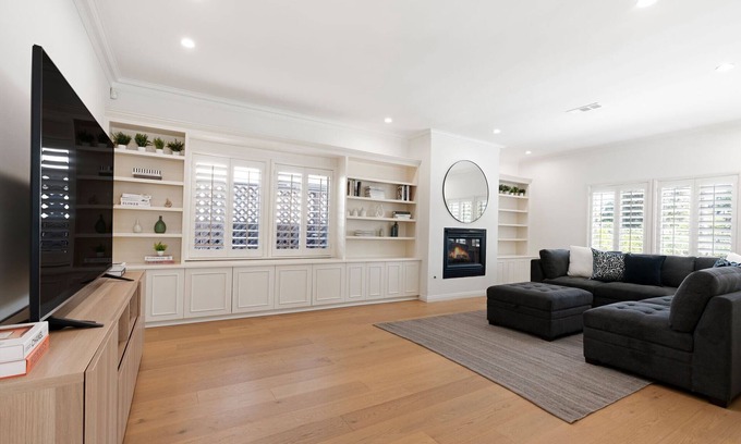 Mid-Wilshire House | Sound Stage by Colby & Conrad