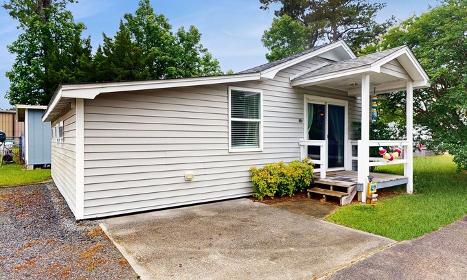Morehead City Cottage | Soundfront Cottage with fish cleaning station & gas grill - boat slip included