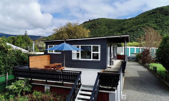 Waikawa Bay House | Sounds Good - Waikawa Holiday Home and Berth