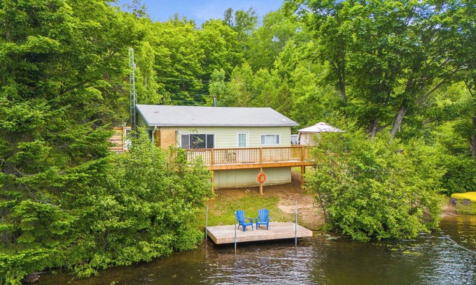 Harcourt Cottage | South Algonquin Lakefront 2 Bedroom Cottage on Walking/ATV/Snowmobile Trail