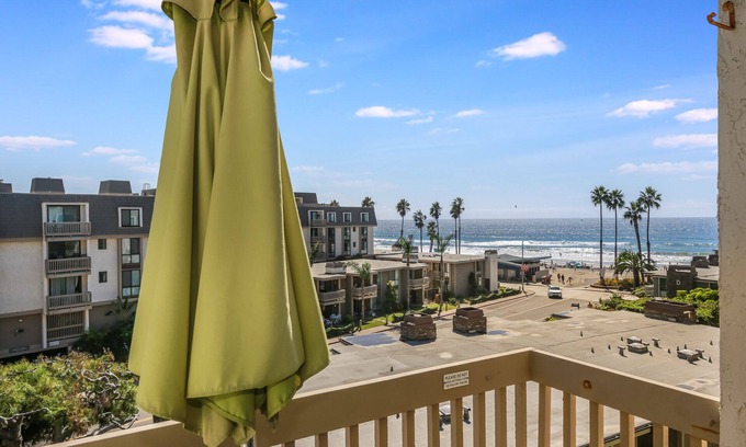 Townsite Condo | South Facing 2 bdrm condo- Super close to beach - C300 North Coast Village