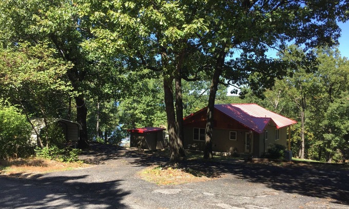 Eucha Cabin | South Grand Lake Front with Hot Tub near Disney & New Circle Drive