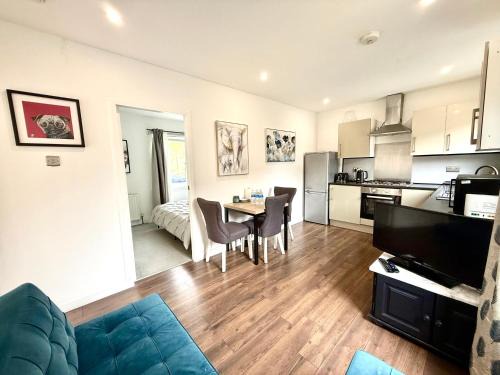 Longcroft House | South Gyle House - SuperFast WiFi and Free Parking - 7 minutes from Edinburgh Airport