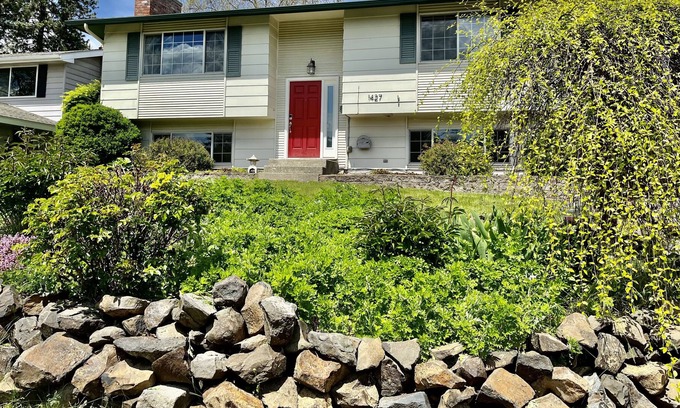 Spokane House | South Hill - 5 Bedroom - Sleeps 12 - Walkable neighborhood near restaurants/park