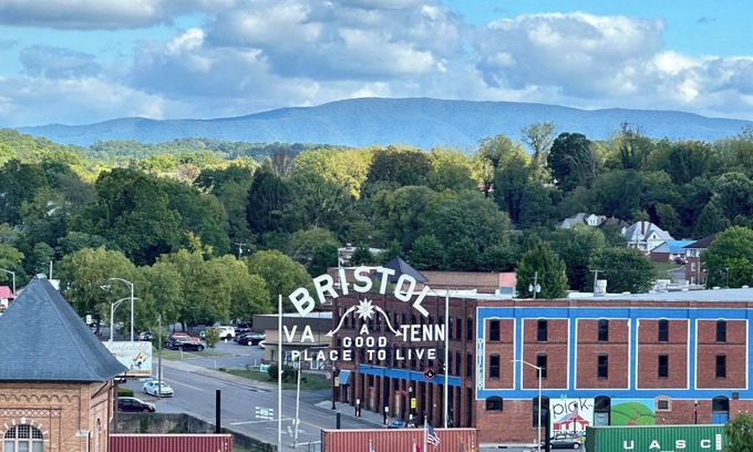 Bristol House | South Holston Retreat, walking distance to South Holston river centrally located
