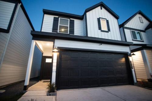 Southeast Houston Villa | South Houston Splendor: Luxury 4 Bedroom House
