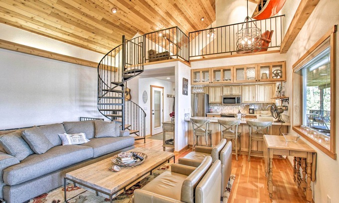 Worley House | South Lake Coeur d'Alene Home w/Dock & Kayaks!