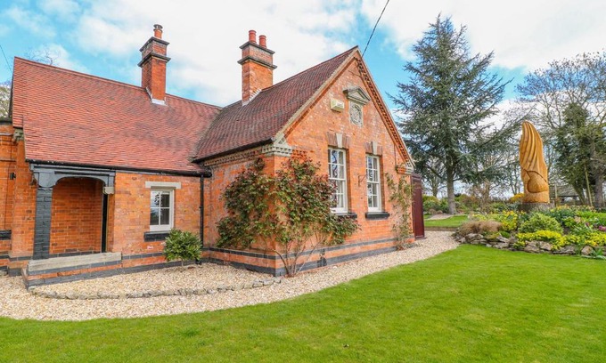 Ashbourne House | South Lodge - Longford Hall Farm Holiday Cottages