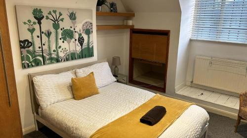 Thornton House | South London Comfy Large Double Bedroom 04