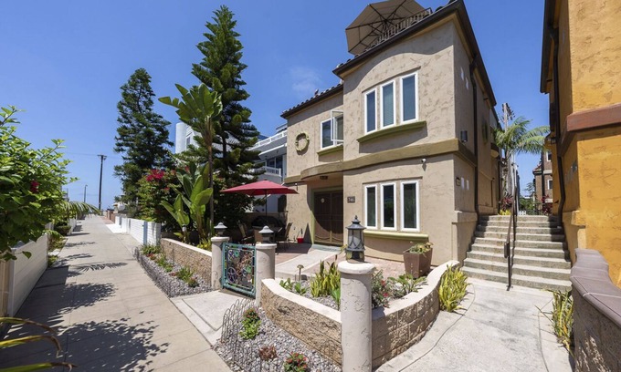 South Mission Beach Condo | South Mission Beach Gem! Luxurious w/Jacuzzi Tub, Bikes, Beach Gear, & Parking