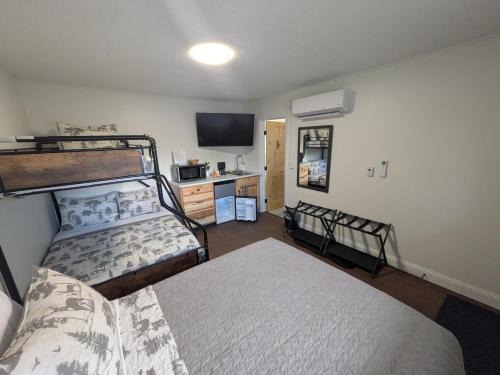 Canaan Hotel | South of the Border Room 7