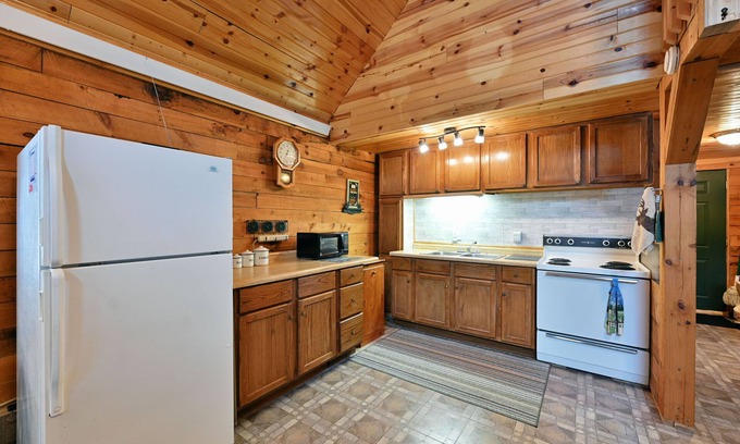 Cable Cabin | South Ridge Retreat near Mt. Telemark