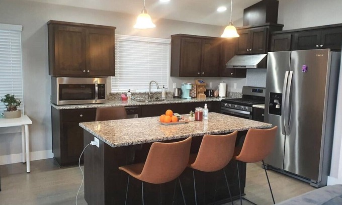Salem House | South Salem - Close to I-5 and Costco, easy Shop and Eat