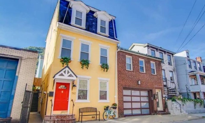 South Side Flats House | South Side Bicycle Home Sleeps 6