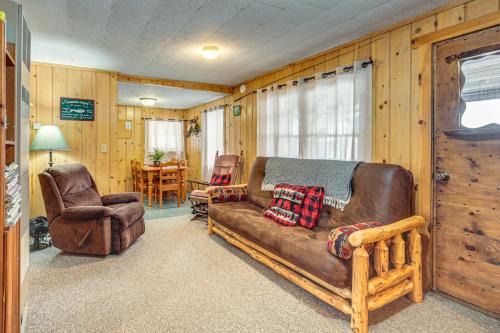 Conover House | South Twin Lake Cabin with Seasonal Dock and Slip!