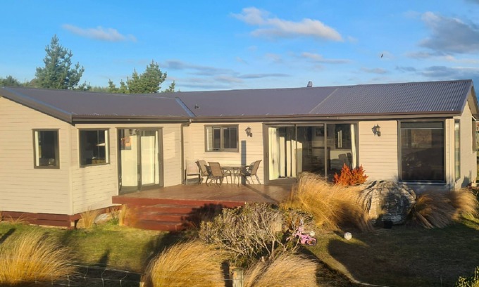 Te Anau House | South West Country Retreat. Located just 5 minutes from Te Anau.