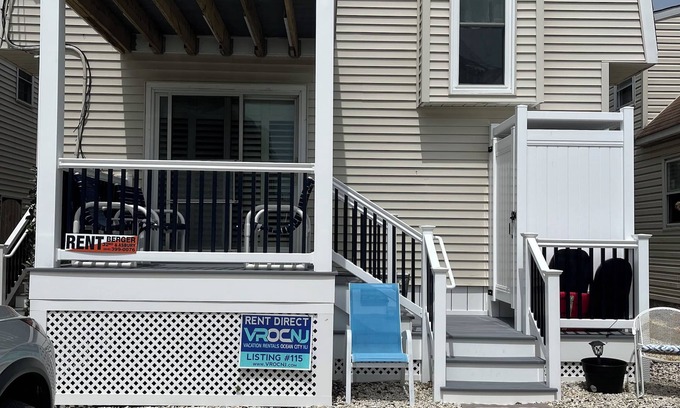 South End Condo | Southend 2 story Condo - 2 blocks to Beach!
