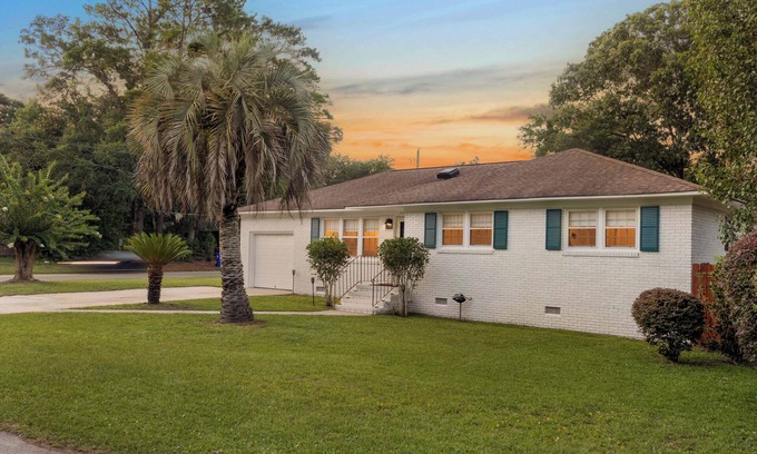 North Charleston House | Southern Bell Sanctuary 12min/7miles to Downtown Charleston, Pet-friendly home!