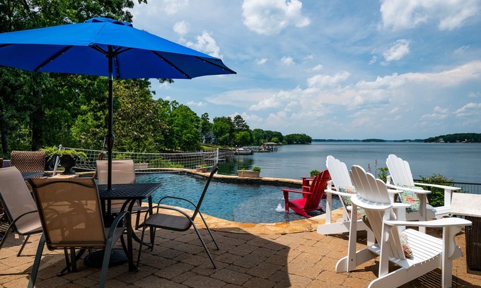 Huntersville House | Southern Charm! LAKE NORMAN- Waterfront, PRIVATE Pool & New Dock