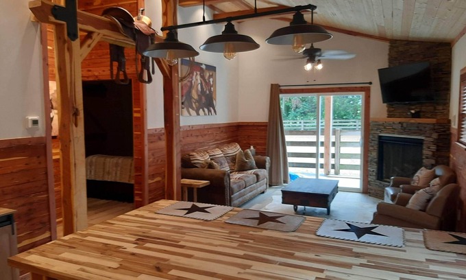 Lebanon Cabin | Southern Country "Cowboy" Hospitality at the Twin Oaks Guest Ranch Nashville TN