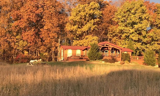 French Lick Cabin | Southern Grace Cabin w/hot tub! Super CLEAN- French Lick, IN book now for FALL