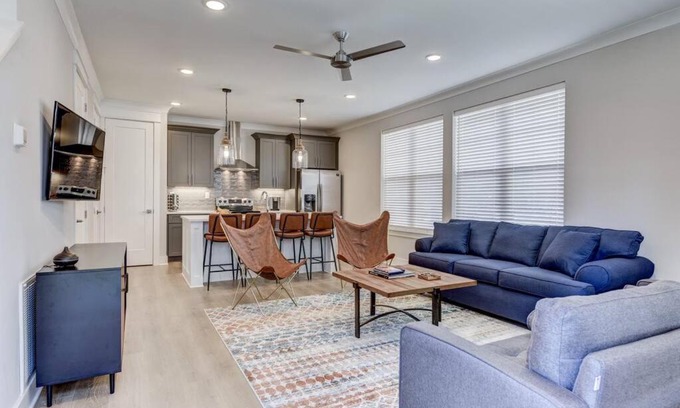 Talbot's Corner House | SOUTHERN VIBE Modern and Spacious 10 Min to DT