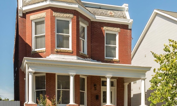 North Chesterfield House | Southern Victorian Mansion: Eating/drinking Nearby