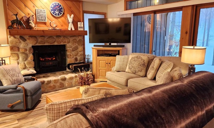 Harbor Springs Condo | Southridge #9 - Ski-in/ski-out at base of Nub's Nob - Sleeps 6