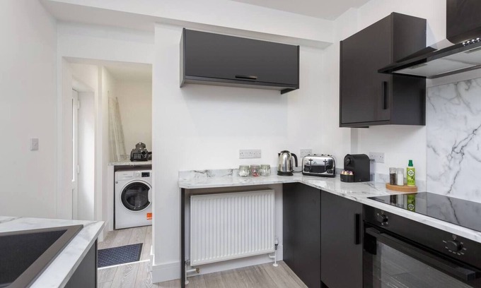 Southsea House | Southsea 3BR w/5 beds, garden & parking permits inc. Near to beach