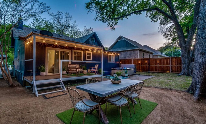 Weatherford House | Spa in Dreamy + Starry yard!