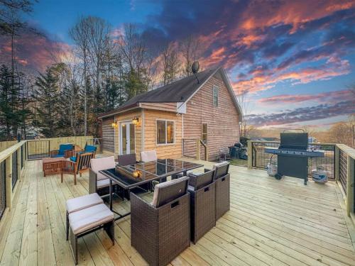 Fletcher House | Spa Lodge Sleeps 9 Sauna Hot Tub Mtn Views