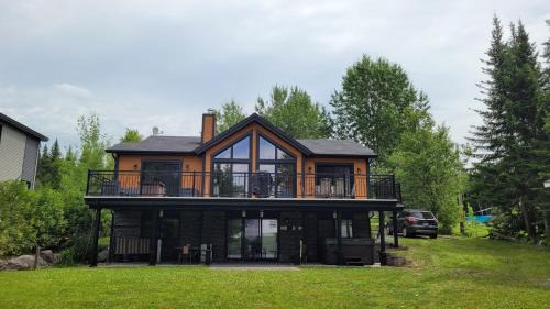 Saint-Zacharie Ski Chalet | Spa & Nature Waterfront - Le Chalet Le Shack