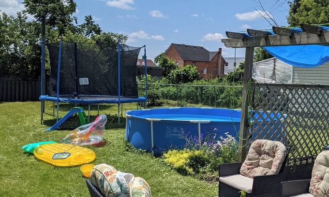 Bradford House | Spacious 3 Bedroom Home and Yard. Great for entertaining large groups