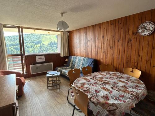 Besse-et-Saint-Anastaise Apartment | Spacieux Appartement au Pied des Pistes - FR-1-814-21