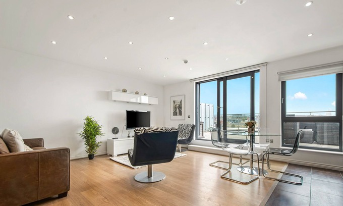 Camden Town with Primrose Hill Apartment | Spacious 02 Bedroom Apartment in Camden, London