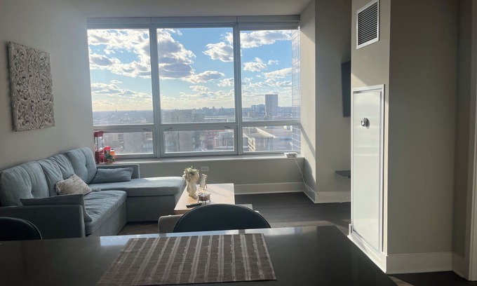 The Loop Apartment | Spacious 1 bd sleeps 4 quiet and near Michigan Ave