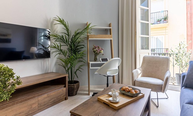 Ensanche Centro Apartment | Spacious 1-Bedroom Apartment in Central Malaga with French Balcony and High-Speed WiFi