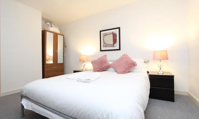 Canning Town South Apartment | Spacious 1- Bedroom Apartment in E16
