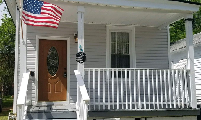 West End House | Spacious 1 BR Home Centrally Located near Downtown, Hospitals + King Bed