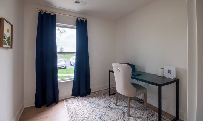 Elizabethtown House | Spacious 11-bedroom home sleeps 22 in Elizabethtown