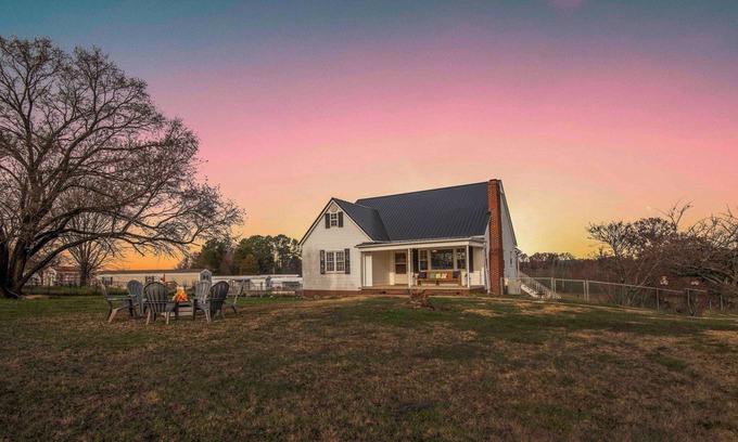 Mount Vernon House | Spacious 1952 4-bedroom farmhouse in charming Maryville with Gameroom