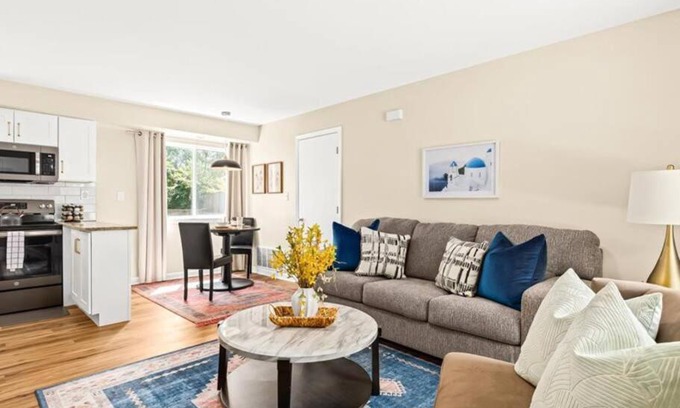 Roseville Apartment | Spacious 1BR [End Unit] in the Heart of Roseville