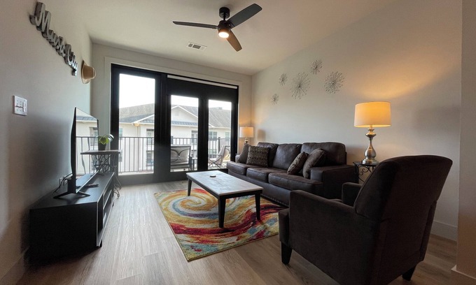 Midtown Condo | Spacious 1BR w Sleeper Sofa and Pool/Gym-Walk to Vandy-Minutes to Broadway